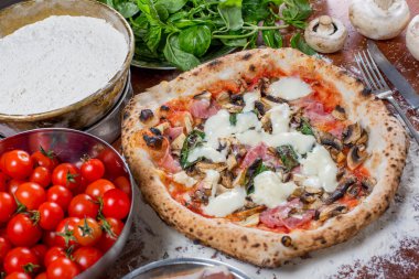 Enginar, jambon ve mantar üzerinde ahşap backg pizza capricciosa