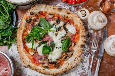 Enginar, jambon ve mantar üzerinde ahşap backg pizza capricciosa