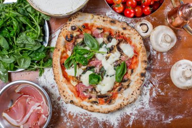 Enginar, jambon ve mantar üzerinde ahşap backg pizza capricciosa