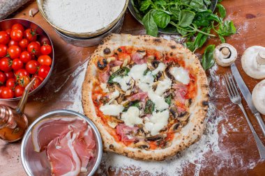 Enginar, jambon ve mantar üzerinde ahşap backg pizza capricciosa