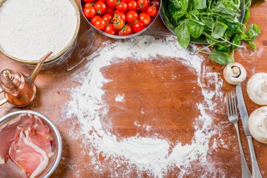 Pizza malzemeleri ile ahşap bir masa üzerinde boş alanı