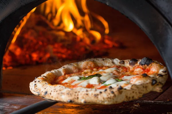 Pizza margerita gustosa al forno vicino al forno — Foto Stock