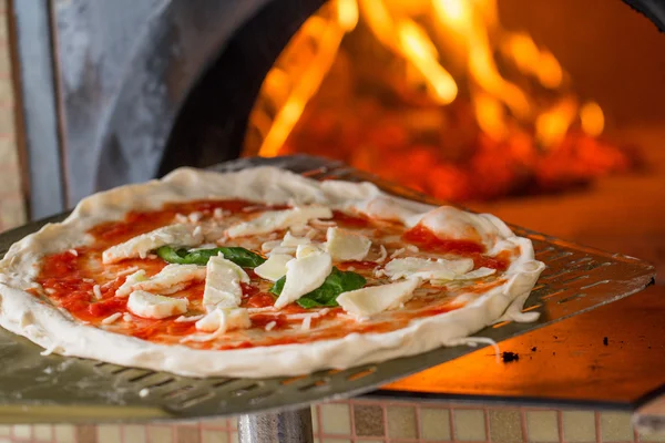İtalyan pizza odun yanan pizza fırını içinde getting.
