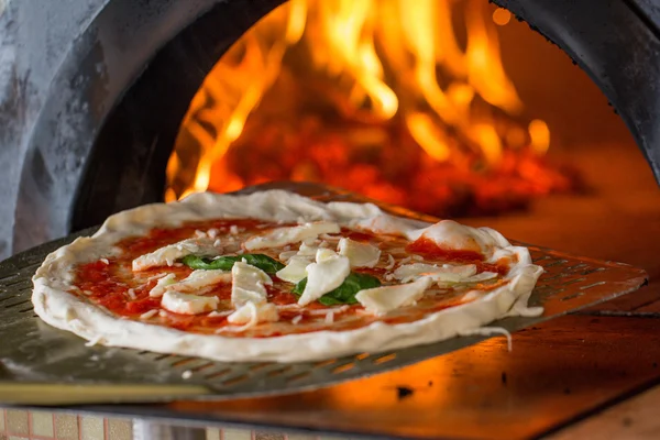 İtalyan pizza odun yanan pizza fırını içinde getting.