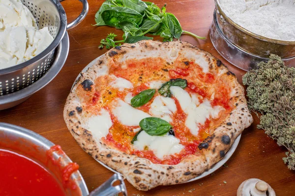 Mozzarella peyniri, domates, fesleğen, geleneksel İtalyan pizza üzerinde 