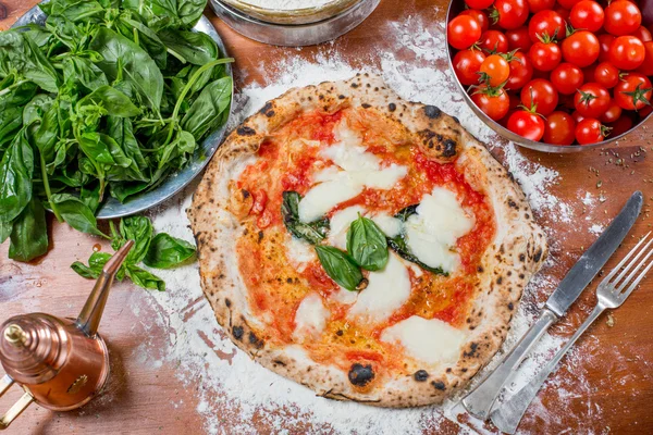 Традиційної італійської піци з сиром моцарелла, помідорами та базиліком, на — стокове фото