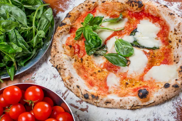 Mozzarella peyniri, domates, fesleğen, geleneksel İtalyan pizza üzerinde 
