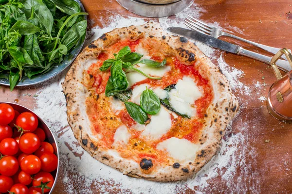 Mozzarella peyniri, domates, fesleğen, geleneksel İtalyan pizza üzerinde 