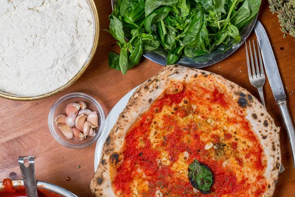 Традиційної італійської піци з томатним соусом, часник і базилік, o — стокове фото