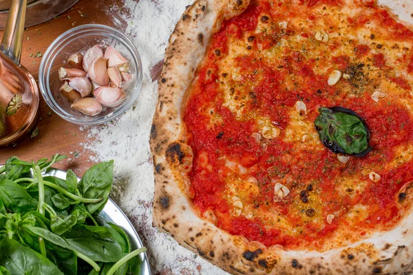 Geleneksel İtalyan pizza domates sos, sarımsak ve fesleğen, o ile