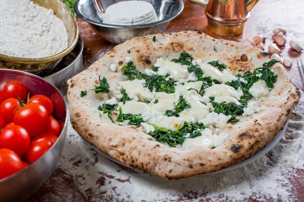 Mozzarella peyniri, ricotta ve ıspanak ile taze için pizza