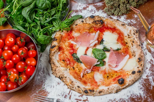 Традиційні італійська піца з сиром моцарелла, помідор, шинкою і ingre — стокове фото