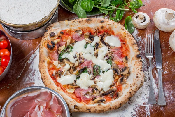 Enginar, jambon ve mantar üzerinde ahşap backg pizza capricciosa