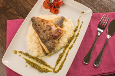 Risotto, domates ve pesto ile Izgara Alabalık