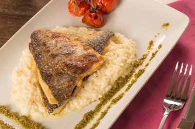 Risotto, domates ve pesto ile Izgara Alabalık