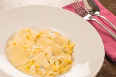 Dört peynirli makarna yakın çekim 