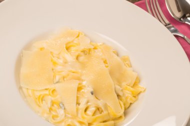 Dört peynirli makarna yakın çekim 