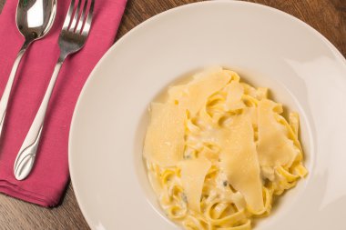 Dört peynirli makarna yakın çekim 