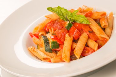 makarna domates, kabak ve fesleğen ile yakın çekim