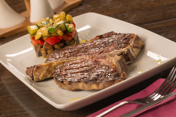 T bone steak met groenten — Stockfoto