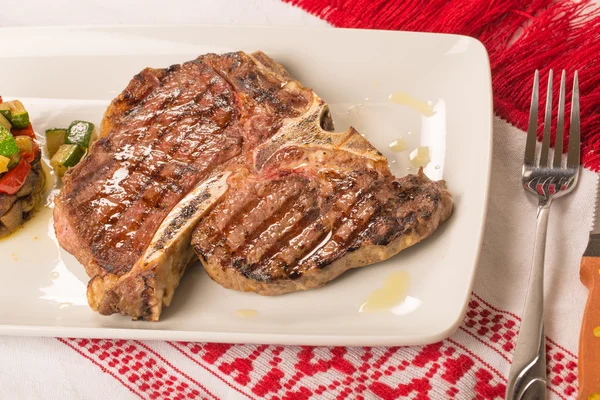 T steak d'os aux légumes — Photo