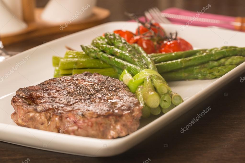 Gegrilltes Rinderfilet mit Gemüse — Stockfoto © sebasnoo #109514826