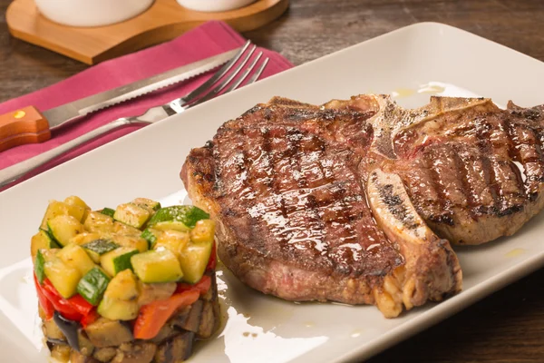 T bone steak met groenten — Stockfoto