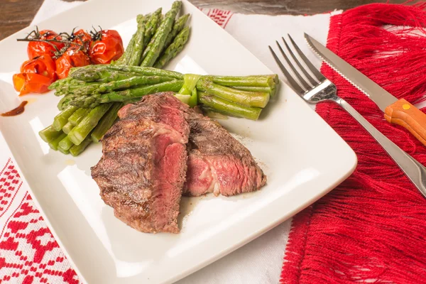 Grilled beef tenderloin with vegetables — Stock Photo, Image