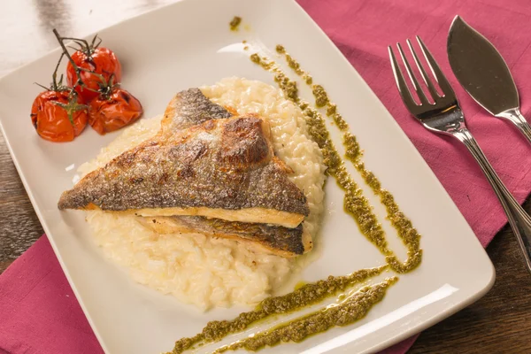 Trucha a la parrilla con risotto, tomates y pesto —  Fotos de Stock