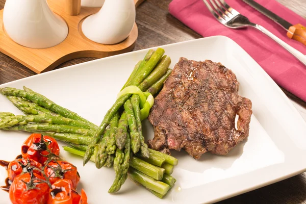 Grilled beef tenderloin with vegetables — Stock Photo, Image