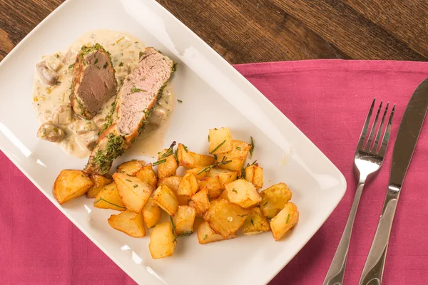 Patates ile kabuk içinde pişmiş domuz eti bonfile — Stok fotoğraf