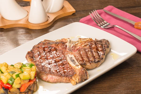 Knochensteak mit Gemüse — Stockfoto