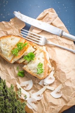 Mantar ve peynirli sandviç, siyah taş tarih seçici odak ile Üstten Görünüm