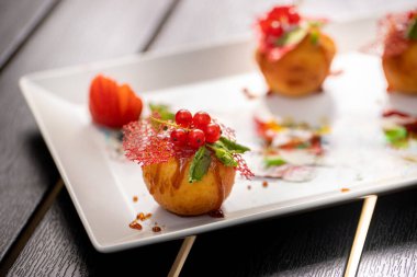 Taze, lezzetli çöllere yakın. 