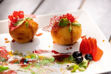 Taze, lezzetli çöllere yakın. 