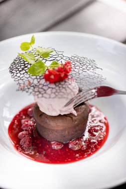 Taze, lezzetli çöllere yakın. 