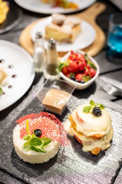 Tavuk, domates ve çöl ile lezzetli brunch 'ın ayrıntıları