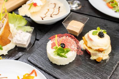 Farklı tabakları olan lezzetli brunch detayları