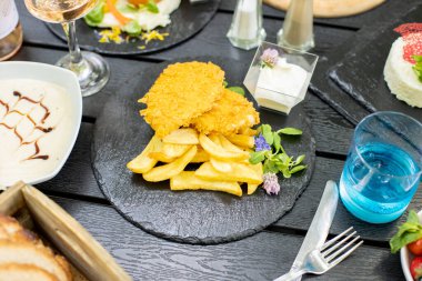 Fırında kızarmış tavukla brunch 'ın en üst görüntüsü.