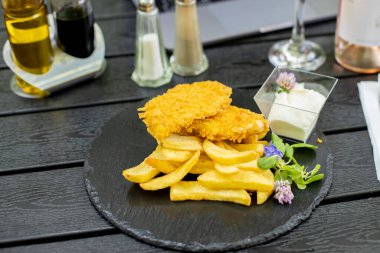 Restoranın dışındaki kızarmış tavuk ve patates kızartmasının ayrıntıları.