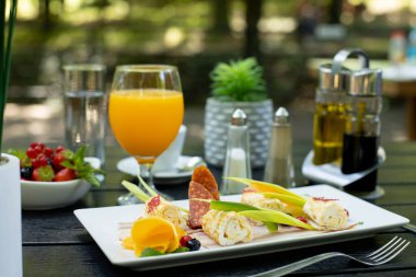 Siyah ahşap masada nefis bir açık hava brunch 'ı.
