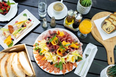 Siyah ahşap masada nefis bir açık hava brunch 'ı.