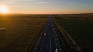 Gün batımında bir otoyolun drone görüntüsü