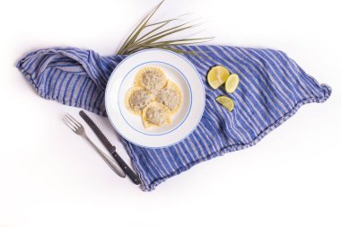 Beyaz arka planda nefis ev yapımı makarna manzarası