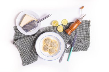 Beyaz arka planda nefis ev yapımı makarna manzarası