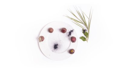 Minimalist dekorasyonlu lezzetli pralinaların üst görünümü