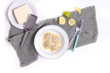 Beyaz arka planda nefis ev yapımı makarna manzarası