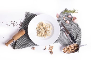 Beyaz arka planda nefis ev yapımı makarna manzarası