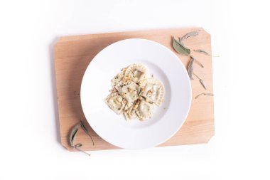 Beyaz arka planda nefis ev yapımı makarna manzarası