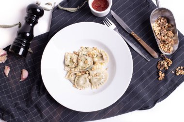 Beyaz arka planda nefis ev yapımı makarna manzarası